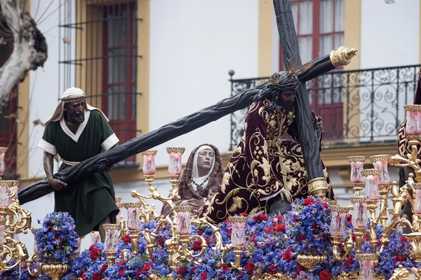 Krok tajemství bratrstva naděje Triana, Velikonoce v Seville — Stock fotografie