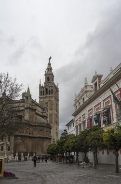 Sevilla'daki Giralda adlı ünlü Kulesi