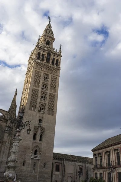 Διάσημος πύργος που ονομάζεται το καμπαναριό Giralda στη Σεβίλη — Φωτογραφία Αρχείου