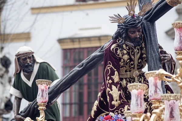 Lépés a testvériség, a remény a Triana, Sevilla húsvéti misztériumának — Stock Fotó