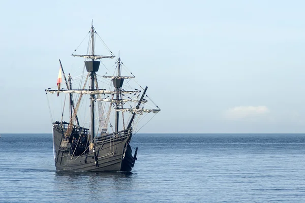 Nao Victoria segling längs kusten — Stockfoto