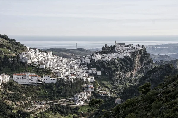 Hermoso pueblo blanco andaluz en la provincia de Málaga, Casares — Foto de Stock