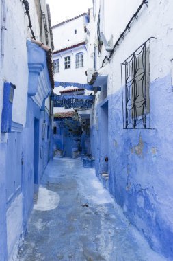 Mavi şehir Chefchaouen Fas güzel sokakları arasında seyahat
