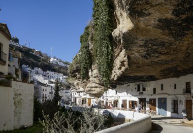Cadiz il Setenil şehir sokaklarında
