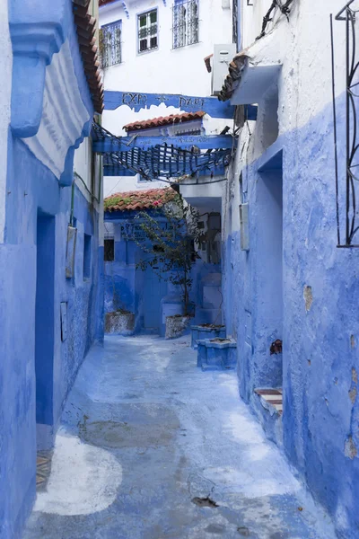 Viaje entre las hermosas calles de la ciudad azul de Chefchaouen en Marruecos — Foto de Stock