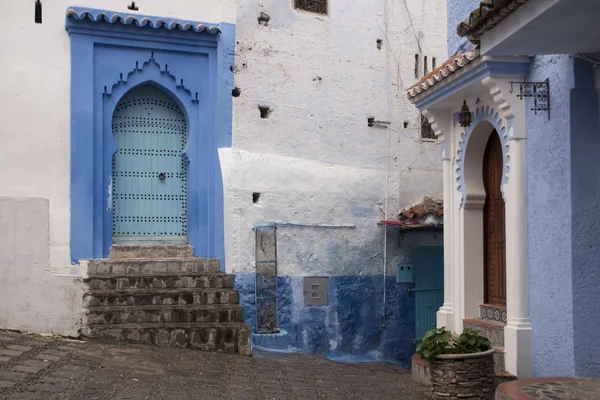 Mezi krásné uličky modré město Chefchaouen v Maroku — Stock fotografie