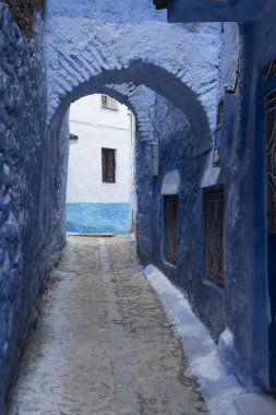 Mavi şehir Chefchaouen Fas güzel sokakları arasında seyahat