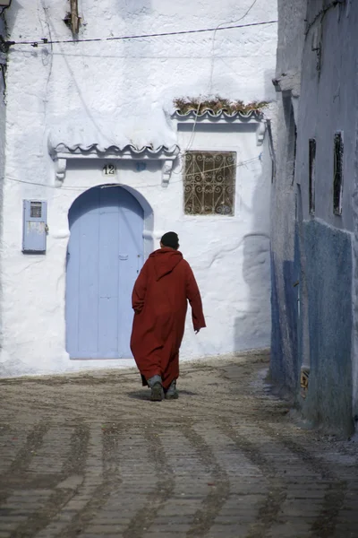 Resa mellan de vackra gatorna i den blå staden Chefchaouen i Marocko — Stockfoto