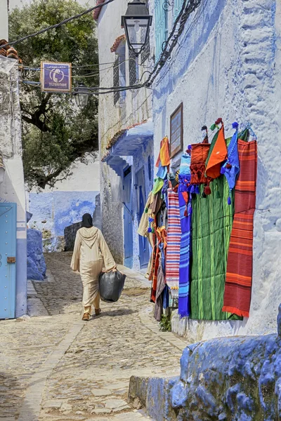 Mavi şehir Chefchaouen Fas güzel sokakları arasında seyahat