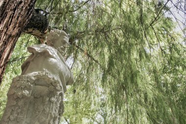 Ünlü şair Gustavo Adolfo Becquer Seville Park Maria Luisa Seville bölgesindeki adanmış anıt