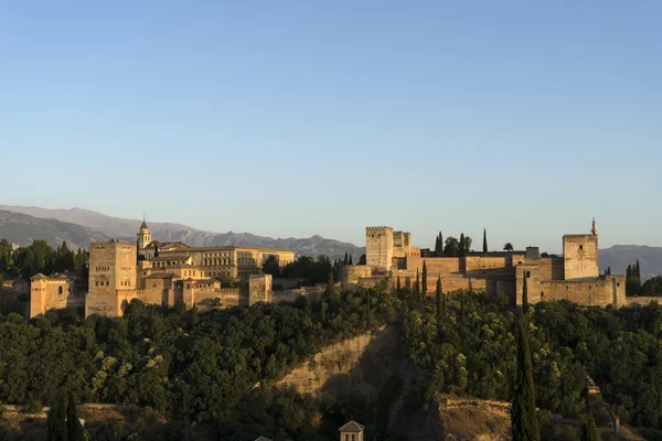Hermosa fortaleza morisca de la Alhambra en Granada, Andalucía — Foto de Stock