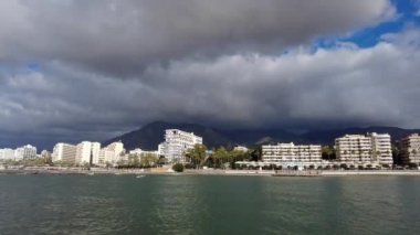 Endülüs 'ün Marbella belediyesindeki Fontanilla plajı manzarası 