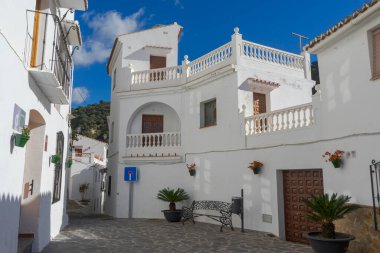 Endülüs 'ün Malaga ilindeki Maaş Belediyesi' nin beyaz sokaklarında yürüyün.