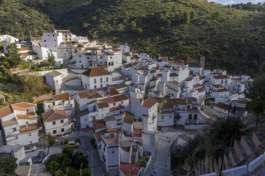Endülüs 'ün Malaga ilindeki Maaş Belediyesi' nin beyaz sokaklarında yürüyün.