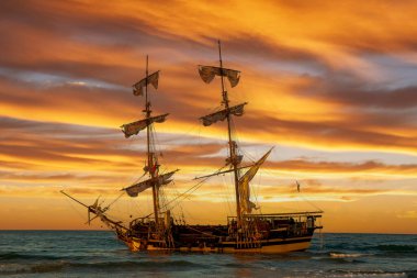 Kaliteli bir Brigantine yelkenli gemisinin yanında güzel bir gün doğumu