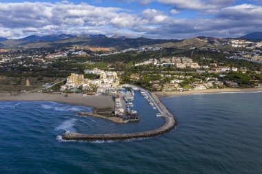 Marbella, Endülüs 'teki Cabopino limanının hava manzarası