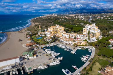 Marbella, Endülüs 'teki Cabopino limanının hava manzarası