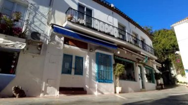 Endülüs 'ün Marbella şehrinin sokaklarında dolaş.