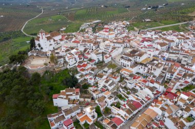 Alozaina belediyesinin Endülüs 'teki Sierra de las Nieves Ulusal Parkı' ndaki manzarası