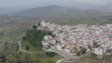 Alozaina belediyesinin Endülüs 'teki Sierra de las Nieves Ulusal Parkı' ndaki manzarası