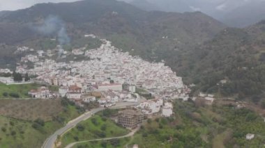 Endülüs 'ün Sierra de las Nieves Ulusal Parkı' ndaki Tolox belediyesinin manzarası