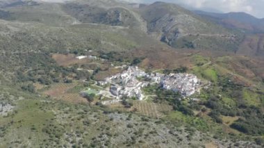 Malaga 'nın Genal Vadisi bölgesindeki Parauta belediyesinin manzarası