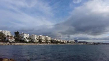 Endülüs 'ün güneş kıyısındaki Marbella kasabasının güzel plajı.