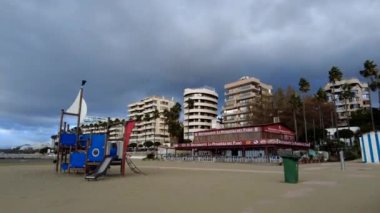 Endülüs 'ün güneş kıyısındaki Marbella kasabasının güzel plajı.