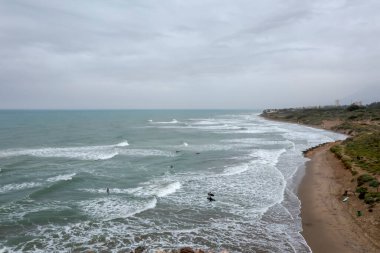 Dalgalı denizlerde sörfçü