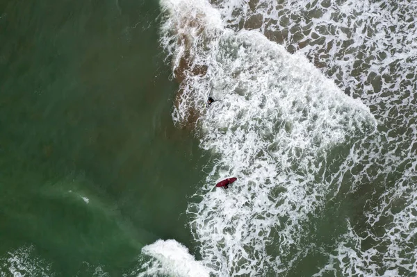 Surfer Desce Wzburzonych Morzach — Zdjęcie stockowe