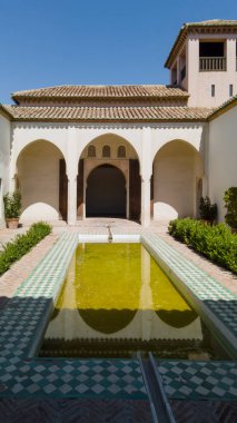 Malaga, Endülüs 'ün eski Nasrid kalesinin bahçeleri