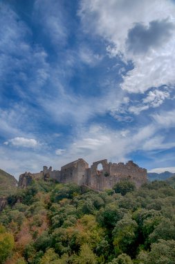 Priaranza del Bierzo, İspanya 'daki antik Cornatel Kalesi