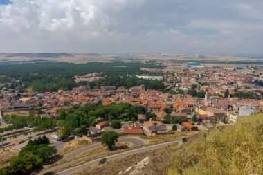 İspanya 'nın Valladolid iline bağlı Peafiel belediyesinin manzarası