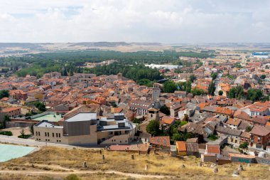 İspanya 'nın Valladolid iline bağlı Peafiel belediyesinin manzarası