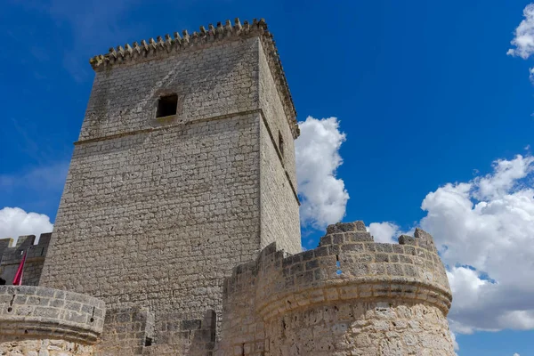 İspanya 'nın Valladolid eyaletinde Portillo belediyesine bağlı bir kale.
