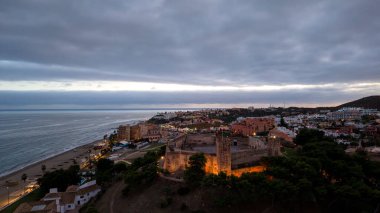 Endülüs 'ün Fuengirola belediyesinde günbatımında Sohail Kalesi manzarası