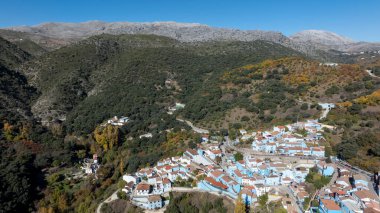 Sonbaharda Endülüs 'ün Genal Vadisi' ndeki Juzcar belediyesinin manzarası