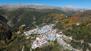 Sonbaharda Endülüs 'ün Genal Vadisi' ndeki Juzcar belediyesinin manzarası