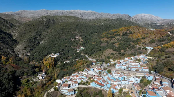 Sonbaharda Endülüs 'ün Genal Vadisi' ndeki Juzcar belediyesinin manzarası