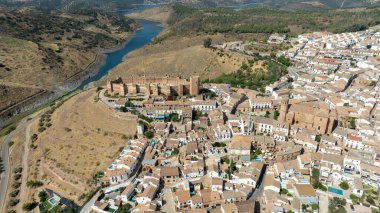 Burgalimar Şatosu, Endülüs 'ün Baos de la Encina belediyesinde Umayyad tarafından inşa edildi.