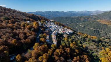 Sonbaharda Endülüs 'ün Genal Vadisi' nde Pujerra belediyesinin manzarası