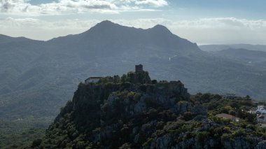 Endülüs 'ün Gaucn şehrindeki Crestellina sıradağları ile Kartal Kalesi' nin silueti.