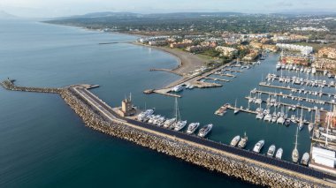 İspanya 'nın San Roque kentindeki Sotogrande limanının manzarası