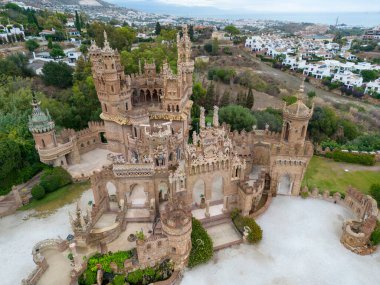 Endülüs 'ün Benalmdena belediyesindeki güzel Colomare Şatosu Anıtı