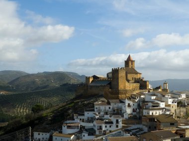 Endülüs 'ün Cordoba iline bağlı Iznajar Belediyesi Kalesi