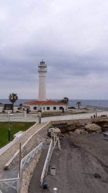 İspanya 'nın Malaga eyaletinde gri bir günde Torrox deniz feneri