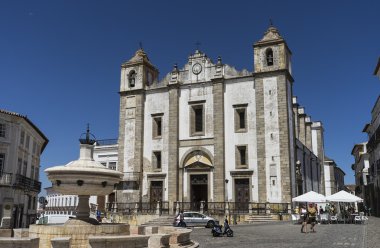 Portekiz tarihi şehir Evora sokaklarında yürürken
