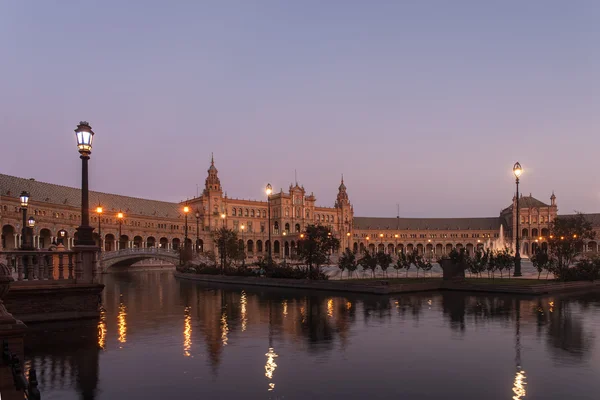 Spanien schöner Platz in der Stadt Sevilla in der Abenddämmerung — Stockfoto