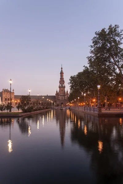 Španělsko krásné náměstí v městě Seville za soumraku — Stock fotografie