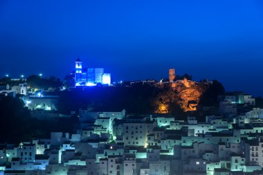 Casares Belediyesi görünümlerini ve Malaga eyaletinde bir kayanın üzerine oturmuş
